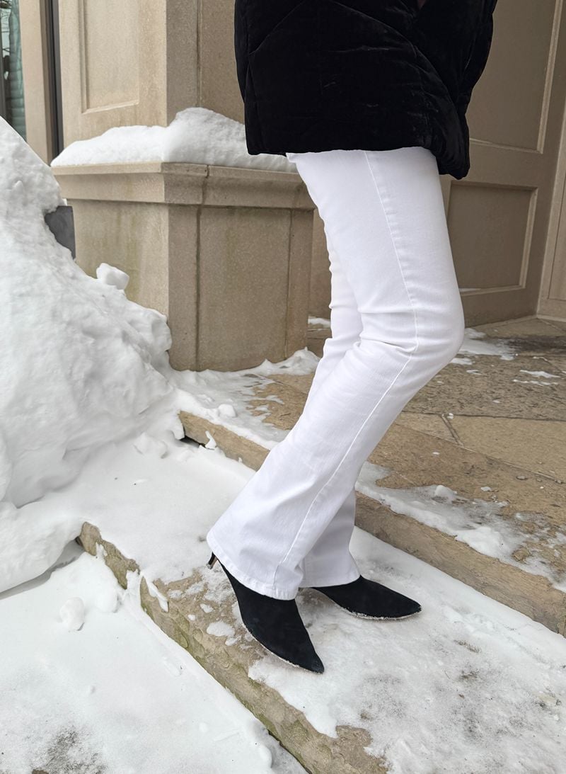 What Shoes to Wear With White Flare Jeans in Winter 