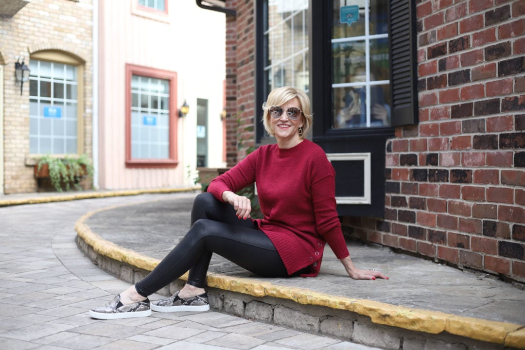 Casual sneakers outfit for women over 50