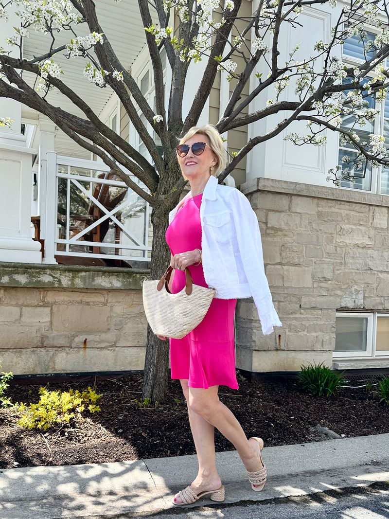 how to style a woven bag