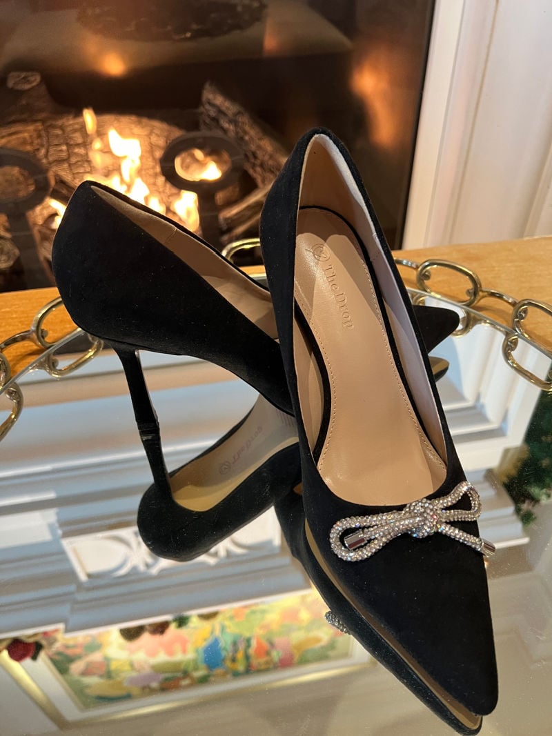 Winter wedding guest attire - black pumps